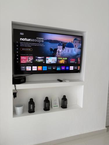 Televizorius ir (arba) pramogų centras apgyvendinimo įstaigoje Posada Centric Studio Isla Verde