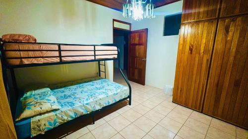 Hostel La Perlaにあるベッド