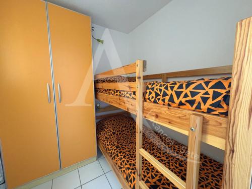 Cette chambre comprend 2 lits superposés et une armoire. dans l'établissement APPARTEMENT 1 CHAMBRE BORD DE MER, à Sète