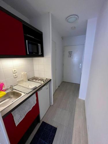 une petite cuisine avec un évier et une cuisinière dans l'établissement Location studio Aix-en-Provence, à Aix-en-Provence
