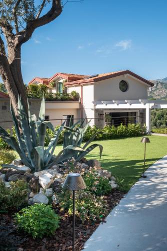 Κήπος έξω από το Sorrento-luxury Suites