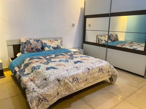 Ένα ή περισσότερα κρεβάτια σε δωμάτιο στο Pôlinéo Résidence