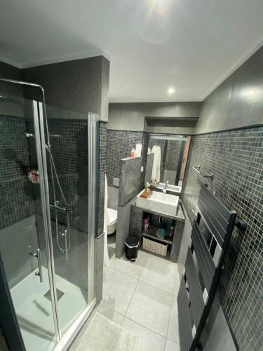 une salle de bain avec douche et lavabo dans l'établissement Luxueux appartement 2 chambres, vue mer, à La Grande Motte
