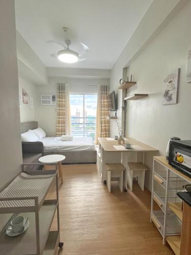 ein kleines Zimmer mit einem Bett und einem Schreibtisch in der Unterkunft Serenity Stay Condo at 19th floor The Loop Tower Limketkai Center Lucky 19 in Cagayan de Oro