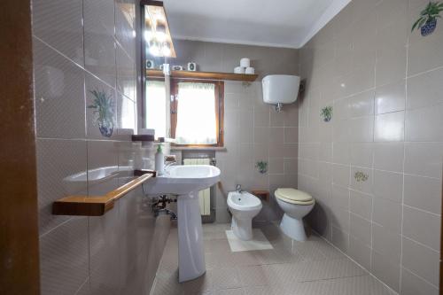 a bathroom with a sink and a toilet at Tipica casa nelle Crete Senesi in Monteroni dʼArbia