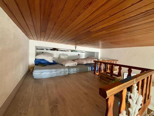 - un salon avec un canapé et un plafond en bois dans l'établissement Alpazur, studio cozy, à Valberg