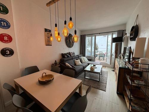 un salon avec une table et un canapé dans l'établissement Alpazur, studio cozy, à Valberg