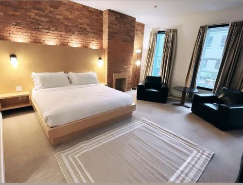 Φωτογραφία από το άλμπουμ του King Room at The Franklin Hotel on Water Street σε St. John's