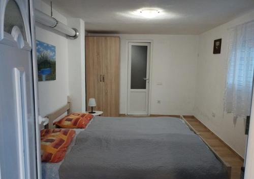ストモレにあるApartmani Isabela sa vrtomの部屋の中に大きなベッドがある寝室