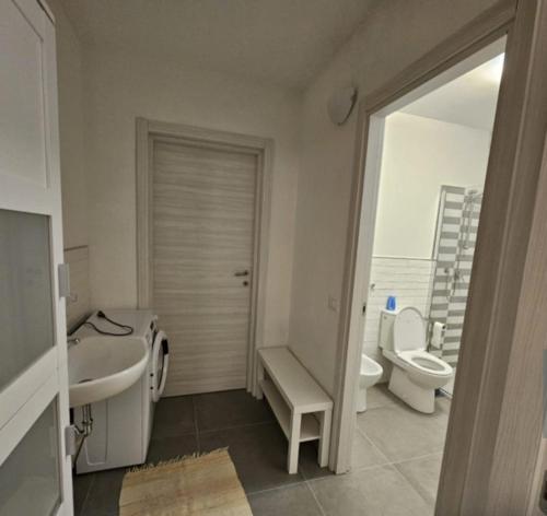 Un baño con bañera, lavabo e inodoro. en Casa al Castello fra Mare e Storia, en Ameglia