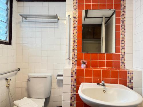 a bathroom with a toilet and a sink at Collection O Khu Mueang near Tha Phae Gate formerly Lai Thai Guesthouse in Chiang Mai