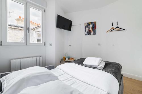 une chambre blanche avec un lit et une fenêtre dans l'établissement Studio cosy metro pereire paris 17 - 2P, à Paris