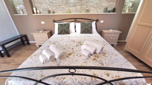 a bedroom with a large bed with two pillows at Citrus Giallo in Siracusa