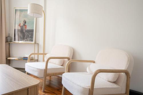 une chambre avec trois chaises et une table dans l'établissement Appartement voltaire refait a neuf - 2P paris 11, à Paris