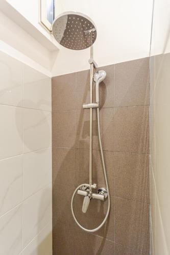 une douche avec pommeau de douche dans une salle de bain dans l'établissement Studio Luxe & Confort - Elegance Coeur de Béziers, à Béziers