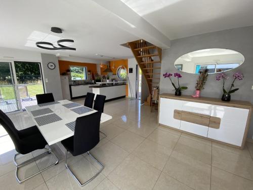 une salle à manger et une cuisine avec une table et des chaises dans l'établissement Maison au Cap d'Erquy et du GR 34, à Erquy