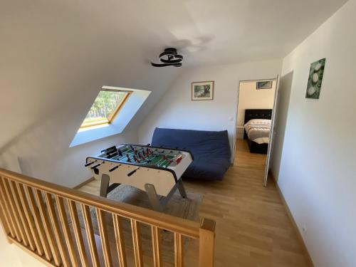 un salon avec un canapé bleu et une table dans l'établissement Maison au Cap d'Erquy et du GR 34, à Erquy