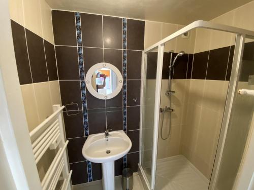 une salle de bain avec un lavabo et une douche dans l'établissement Maison au Cap d'Erquy et du GR 34, à Erquy