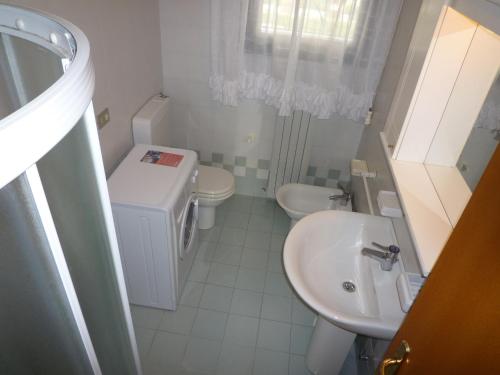 a small bathroom with a sink and a toilet at Tamerici in Cavallino-Treporti