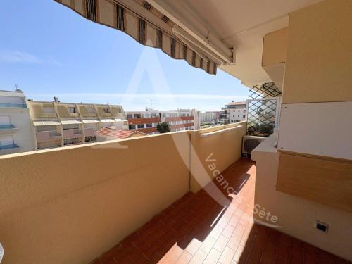 un balcon avec vue sur une ville dans l'établissement T2 avec garage, quartier Corniche proche des plages, à Sète
