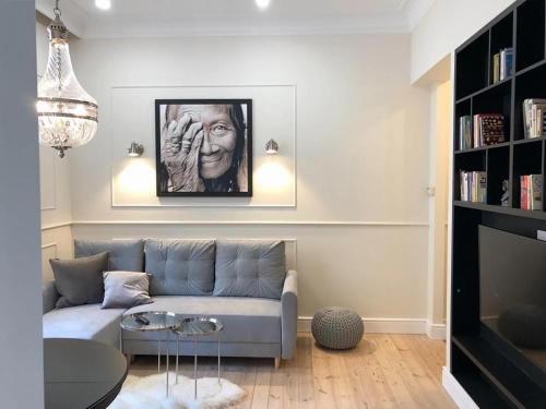 ソポトにあるVictus Apartamenty, Apartament Glamourのリビングルーム(ソファ付)