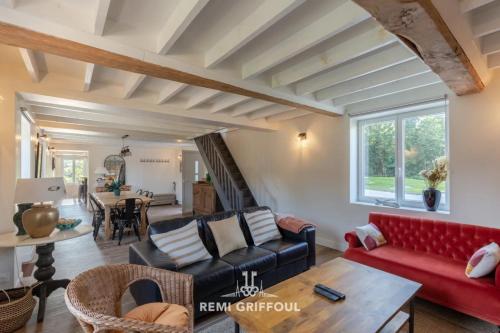 un salon avec un canapé rouge et une table dans l'établissement La Maison Josélise 4 Family & Countryside 10 guests, à Pennedepie