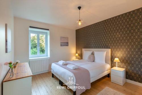 une chambre d'hôtel avec un lit et une fenêtre dans l'établissement La Maison Josélise 4 Family & Countryside 10 guests, à Pennedepie