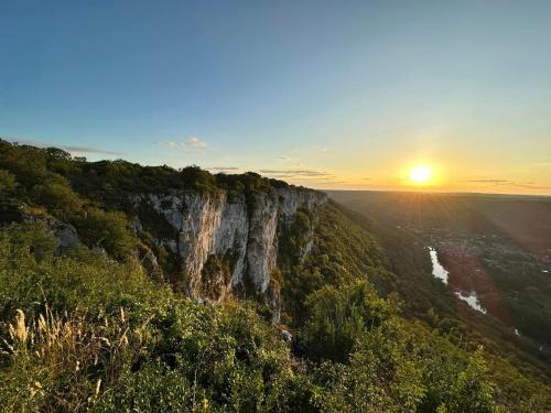 une vue d'une cascade au coucher du soleil sur une montagne dans l'établissement Les Terrasses, à Saint-Antonin