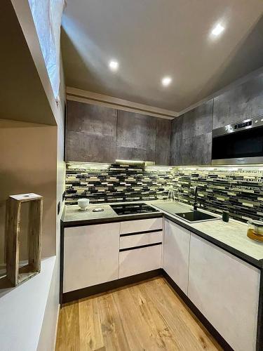 Luxury Art & Chromotherapy Apartment Downtown - FREE PARKING