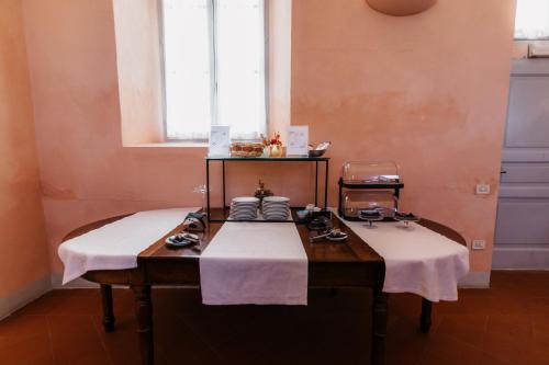 a room with two tables with white table cloths at Casa REGINA MONTIS REGALIS in Vicoforte