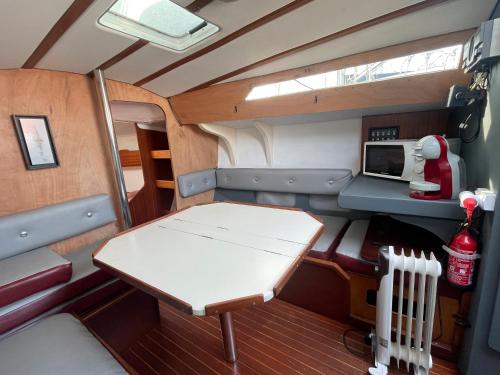une petite table à l'arrière d'un bateau dans l'établissement Voilier Miraflores, à Cherbourg en Cotentin