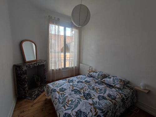 une chambre avec un lit et une fenêtre dans l'établissement Appartement lumineux refait à neuf, cœur de ville, à Vichy