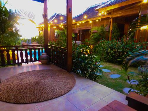 Taman di luar Lotus & Teak Villas