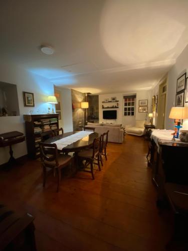 ein großes Wohnzimmer mit einem Tisch und Stühlen in der Unterkunft Casa da Vinha Grande in Poiares