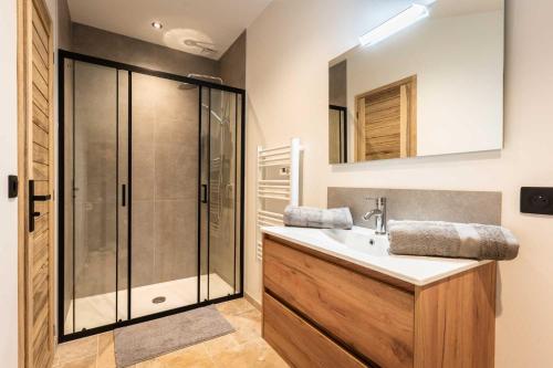 une salle de bain avec un lavabo et une douche dans l'établissement Linea Loft - La Plagne Paradiski, à La Plagne Tarentaise