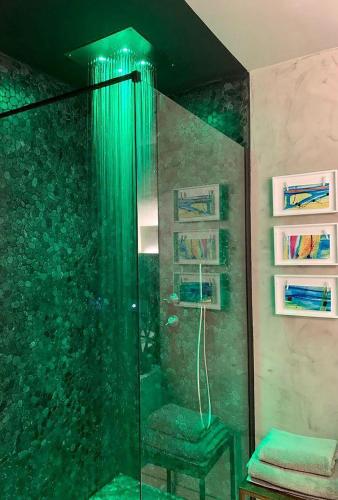 Luxury Art & Chromotherapy Apartment Downtown - FREE PARKING