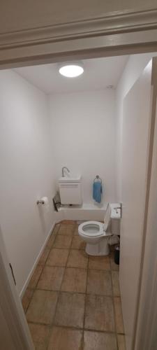 La salle de bains blanche est pourvue de toilettes. dans l'établissement Petite Pierre, Fenery, Deux Sevres, Nouvelle Aquitaine, à Fénery