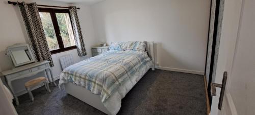 une petite chambre avec un lit et une fenêtre dans l'établissement Petite Pierre, Fenery, Deux Sevres, Nouvelle Aquitaine, à Fénery