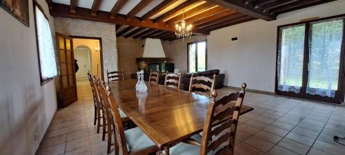 une salle à manger avec une grande table et des chaises en bois dans l'établissement Petite Pierre, Fenery, Deux Sevres, Nouvelle Aquitaine, à Fénery