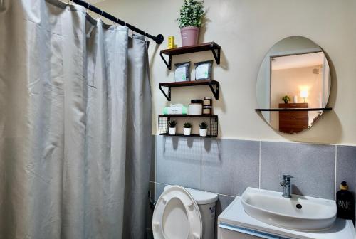 Ένα μπάνιο στο J&J Antipolo 2 Bedroom Condo with Nature View, Netflix, Karaoke, & Threadmill