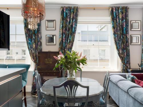 Posezení v ubytování Luxury 2Bed In The Heart Of Leamington w Parking Pass the Keys