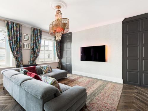 TV a/nebo společenská místnost v ubytování Luxury 2Bed In The Heart Of Leamington w Parking Pass the Keys