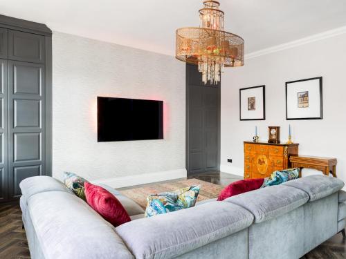 TV a/nebo společenská místnost v ubytování Luxury 2Bed In The Heart Of Leamington w Parking Pass the Keys