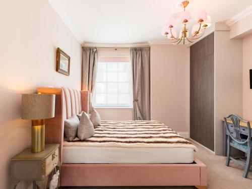 Postel nebo postele na pokoji v ubytování Luxury 2Bed In The Heart Of Leamington w Parking Pass the Keys
