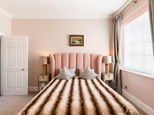 Postel nebo postele na pokoji v ubytování Luxury 2Bed In The Heart Of Leamington w Parking Pass the Keys