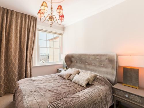 Postel nebo postele na pokoji v ubytování Luxury 2Bed In The Heart Of Leamington w Parking Pass the Keys