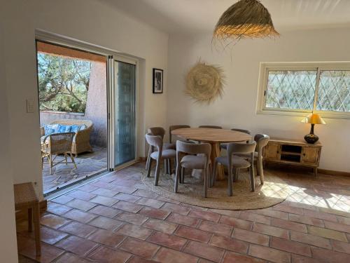 une salle à manger avec une table et des chaises en bois dans l'établissement Villa les ifs pieds dans leau, aux Issambres