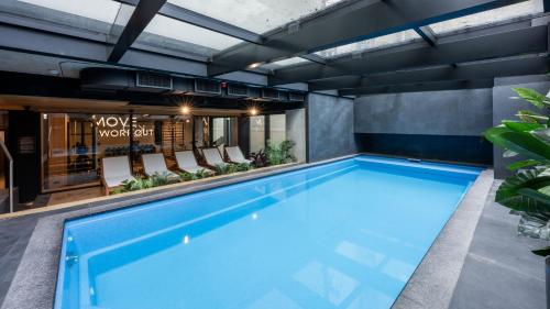 a swimming pool in the middle of a building at Native Apartments Kościuszki 39/5 in Kraków