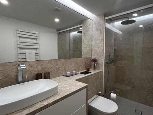 Ένα μπάνιο στο Cascais Atrium, luxury apartment with sea view and pool