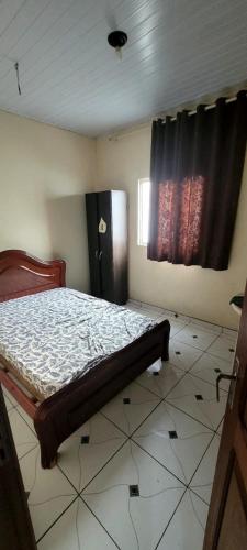 a bedroom with a bed and a window at Casa para Cop30 in Belém